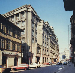 Budova gen. ředitelství Škoda v Praze, Jungmannově ulici. Postavena 1926, foto z 90. let 20. stol.