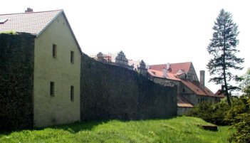 Ilustrační obrázek archivu v Horšovském Týně - hradby