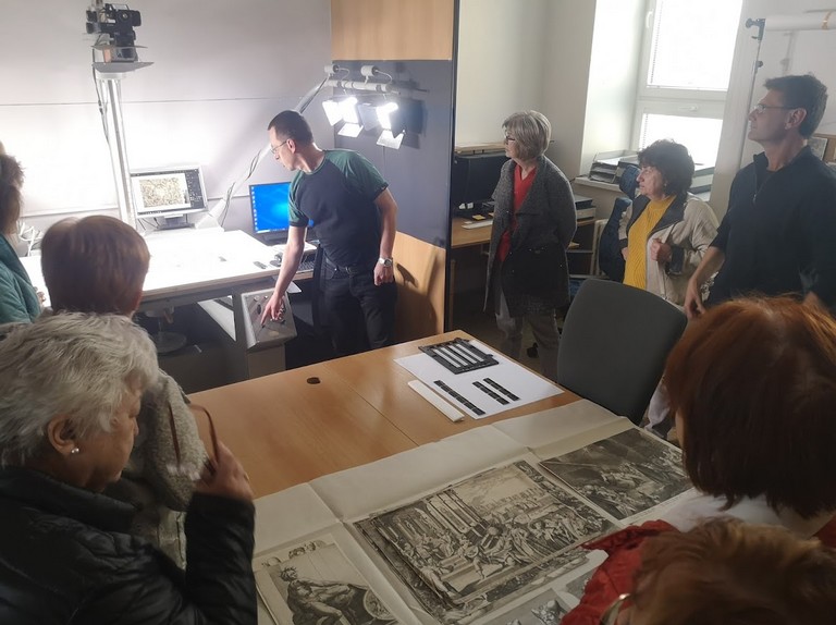 Na schodech ve fotodílně