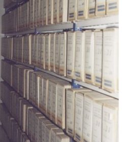 Pohled do skladu archiválií v archivu Rokycanech.
